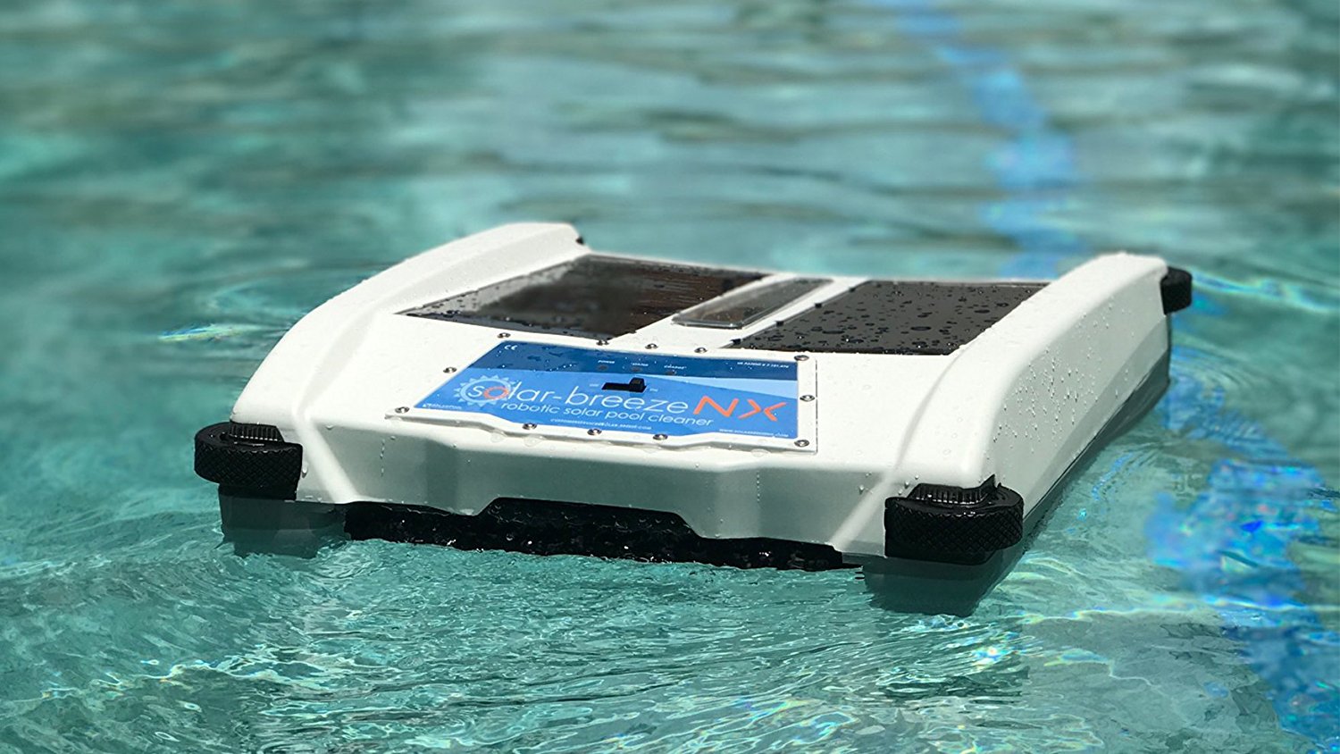 Solar Breeze Pool Skimmer Review The Best Automatic Pool Skimmer   Solar Breeze In Pool 